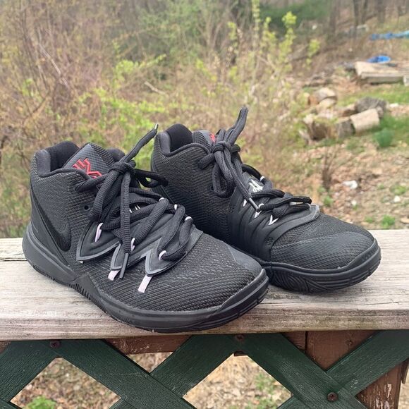 Nike Kyrie 5 Red Carpet Sneakers Sz 2Y - Picture 1 of 9